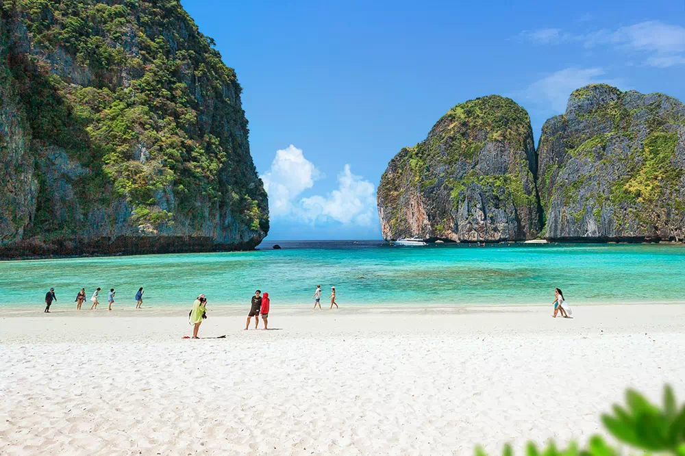 Панорамный вид бухты Майя Бэй и отвесных скал