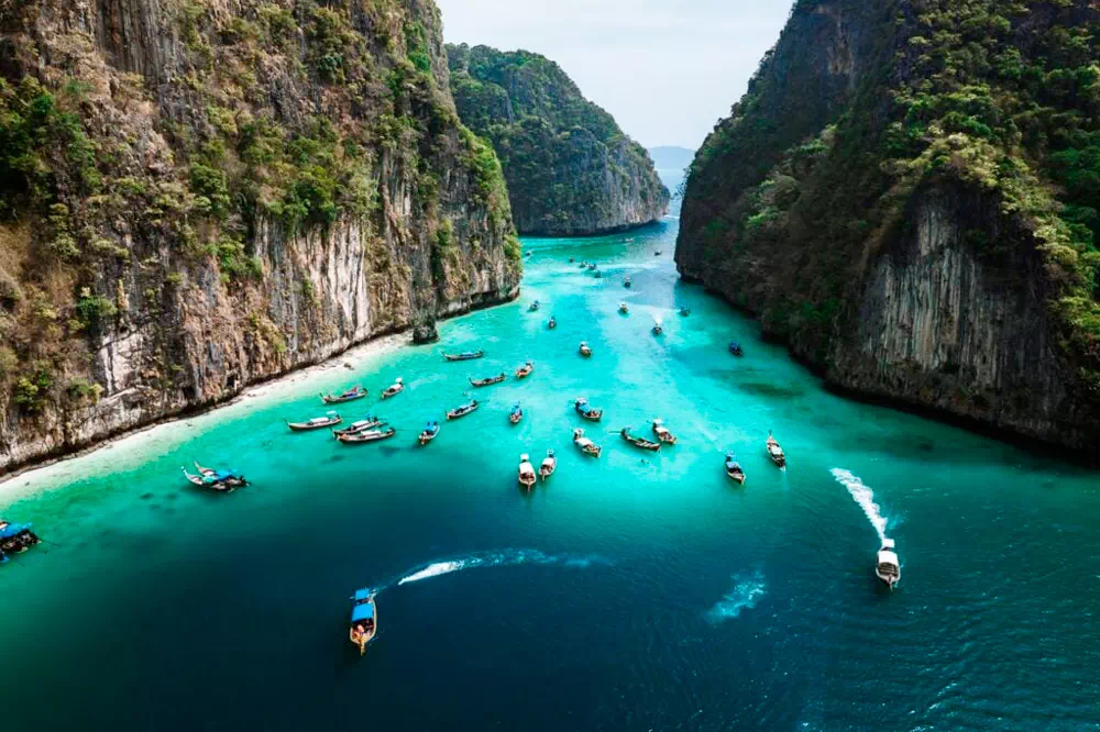 Купание в кристально чистой воде лагуны Пиле с лодки
