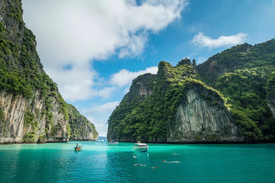 Живописные отвесные скалы вокруг лагуны Пиле